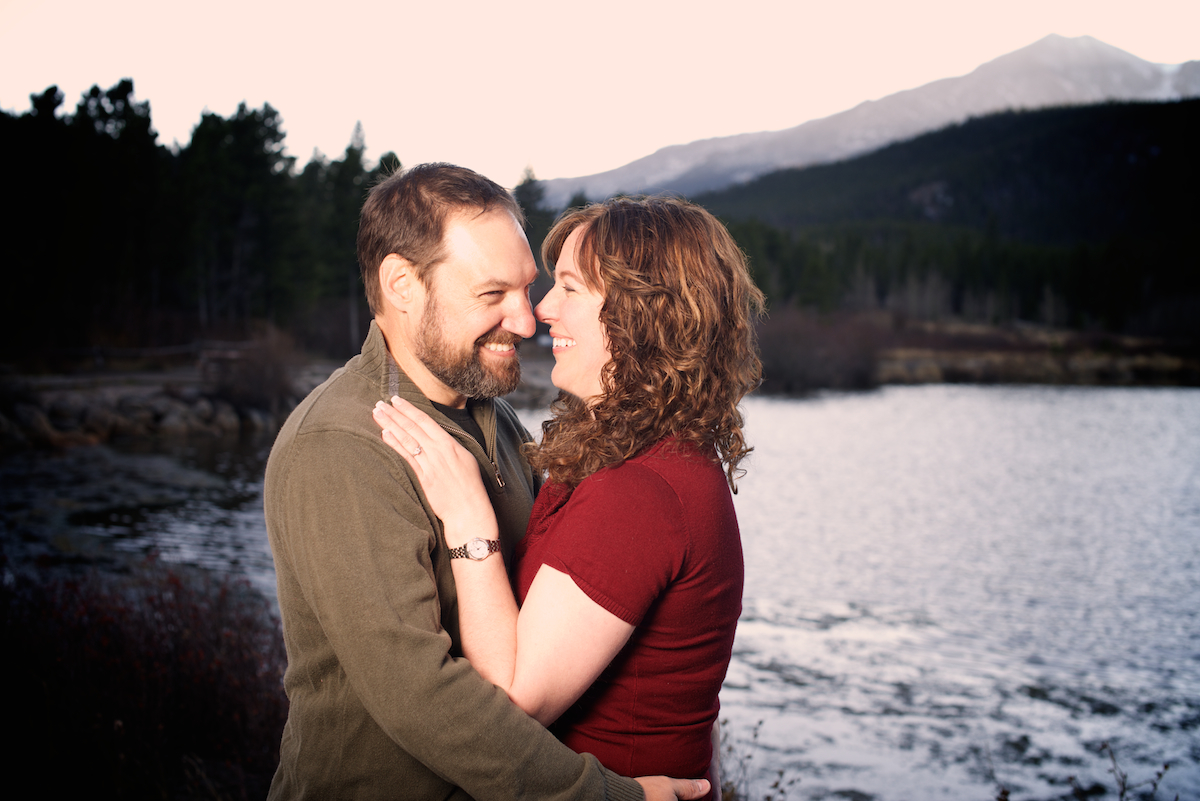 lily-lake-rocky-mountain-national-park-fall-engagement-laughing-lake-goofing-off