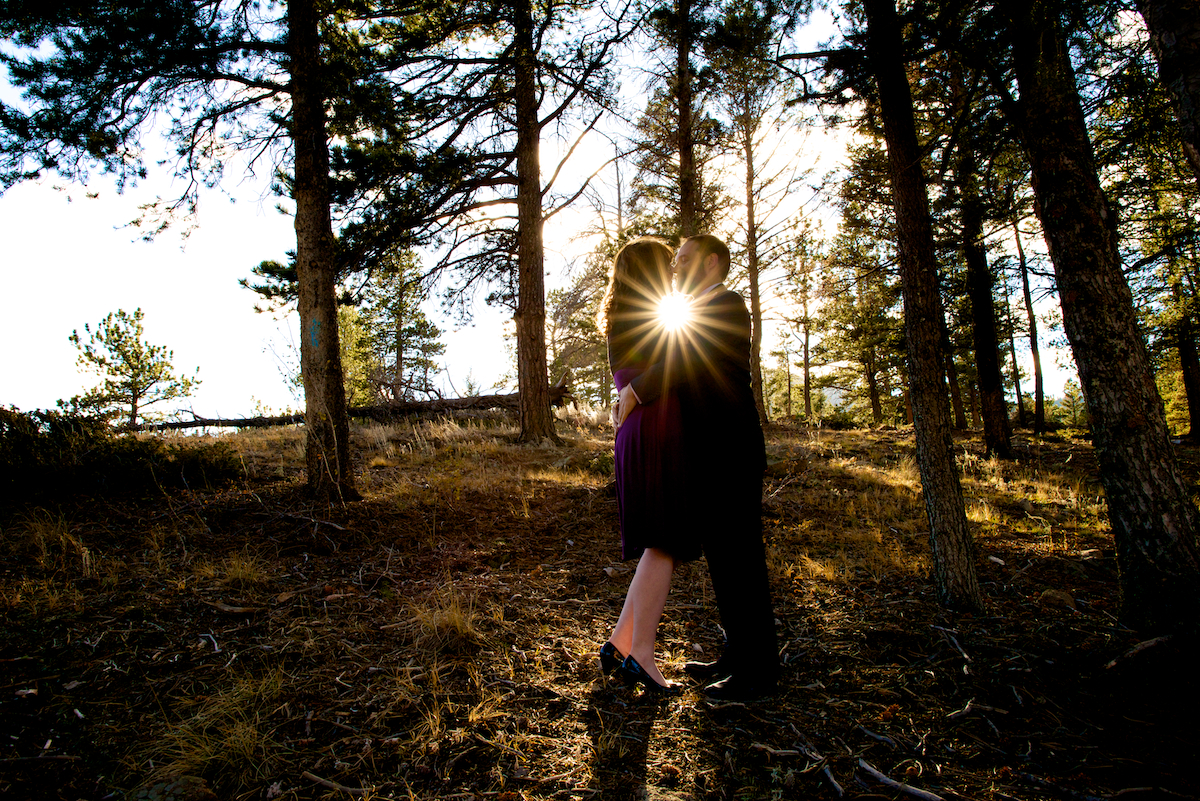 lily-lake-rocky-mountain-national-park-fall-engagement-sun-flare-kiss