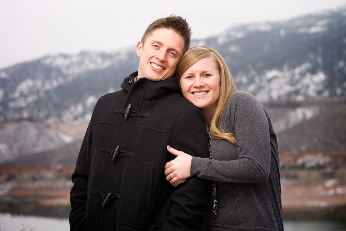 horse-tooth-reservoir-colorado-winter-engagement-cuddle-mountains