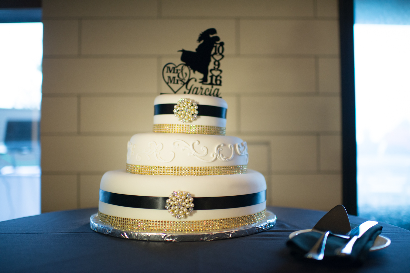 mount-vernon-golden-wedding-cake | Colorado Wedding Photographers | Joe