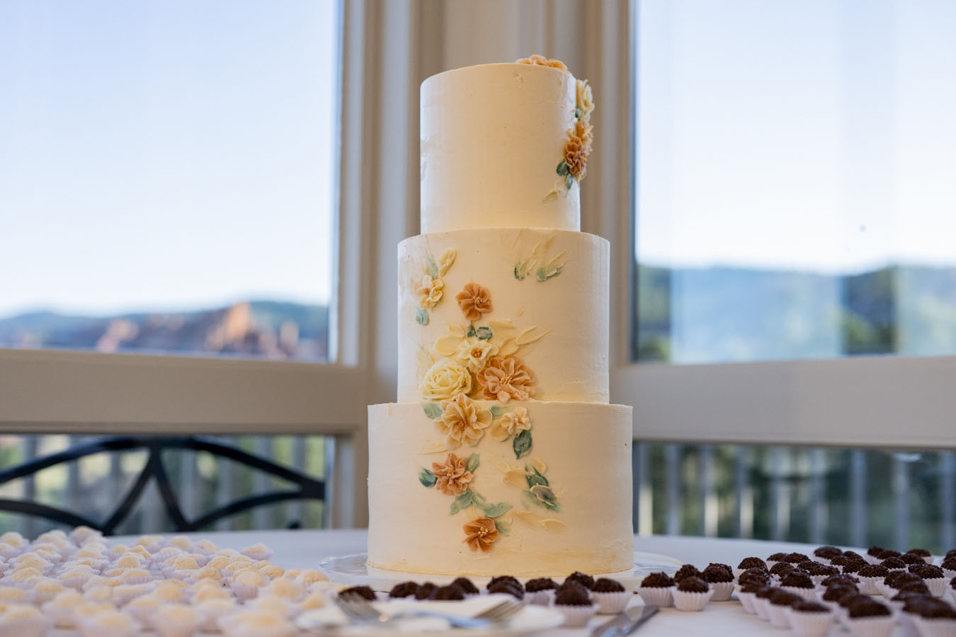 Wedding Cake at Arrowhead Roxborough Room